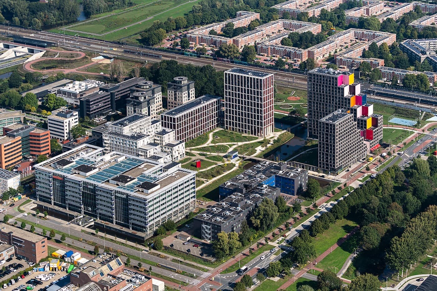 Luchtfoto van een gemengd stedelijk ontwikkelgebied in Amsterdam